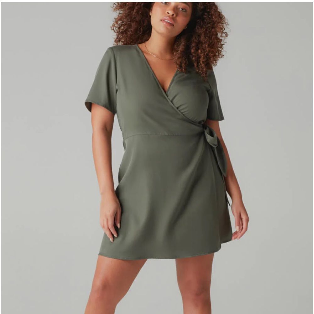 VETTA CAPSULE The Short‎ Wrap Dress Olive M NWT and in packaging